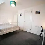 A Cosy 3-Bed Family House In Liverpool Sleeps 6 With Parking Spaces