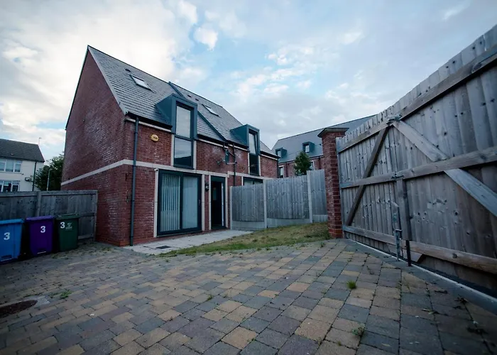A Cosy 3-Bed Family House In Liverpool Sleeps 6 With Parking Spaces