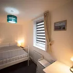 A Cosy 3-Bed Family House In Liverpool Sleeps 6 With Parking Spaces