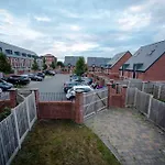 A Cosy 3-Bed Family House In Liverpool Sleeps 6 With Parking Spaces