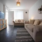 A Cosy 3-Bed Family House In Liverpool Sleeps 6 With Parking Spaces