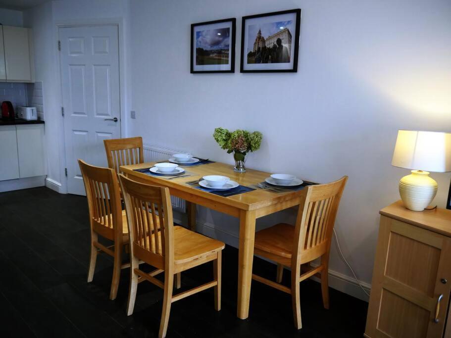 A Cosy 3-bed Family House In Sleeps 6 With Parking Spaces Holiday home
