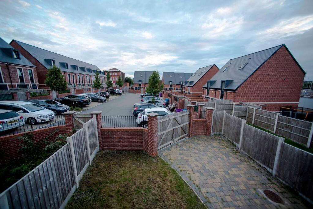 A Cosy 3-bed Family House In Sleeps 6 With Parking Spaces *