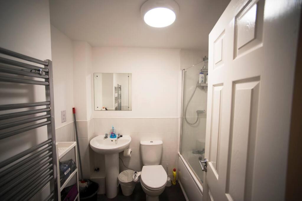 A Cosy 3-bed Family House In Sleeps 6 With Parking Spaces * Liverpool