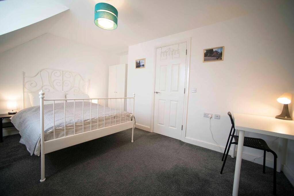 A Cosy 3-bed Family House In Sleeps 6 With Parking Spaces Holiday home Liverpool