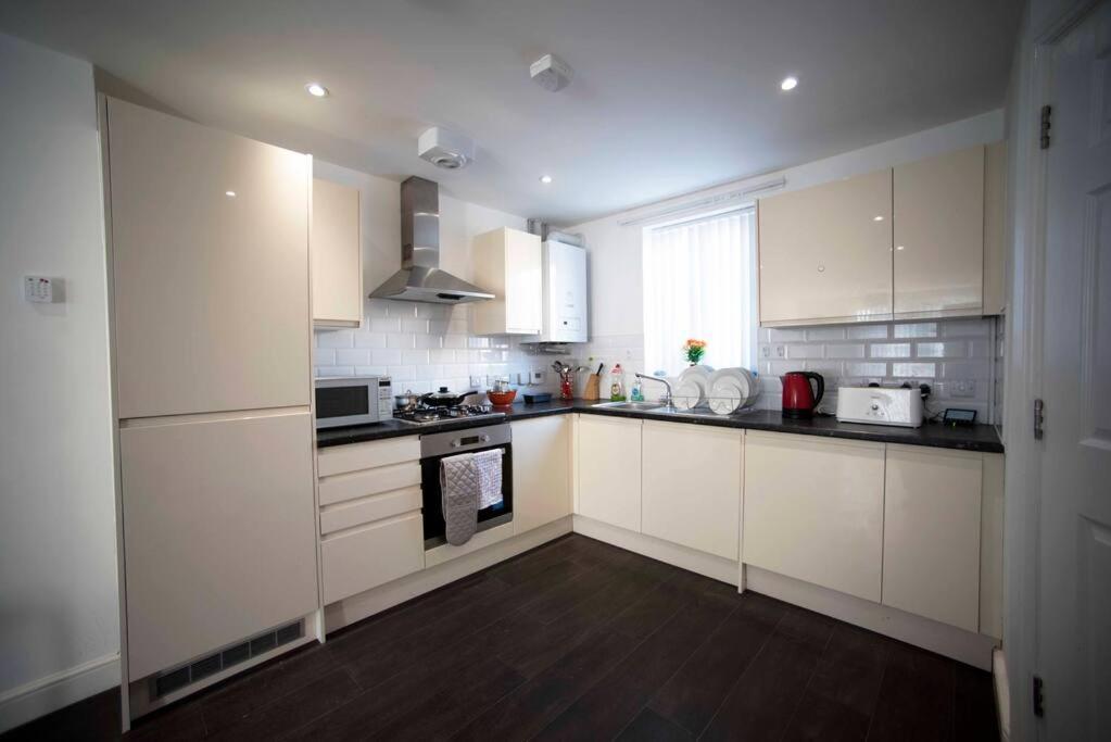A Cosy 3-bed Family House In Sleeps 6 With Parking Spaces * Liverpool