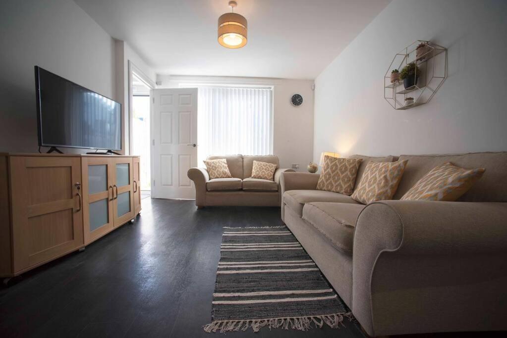 A Cosy 3-bed Family House In Sleeps 6 With Parking Spaces Holiday home